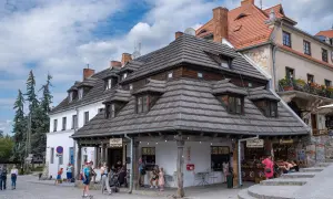 Kazimierz Dolny atrakcje: urokliwy rynek z kamieniczkami, lodziarnią i sklepikami z pamiątkami.