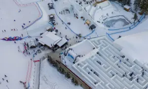Zimowy labirynt w Zakopanem zaprasza do zabawy. Ludzie przemierzają śnieżne korytarze, szukając wyjścia.