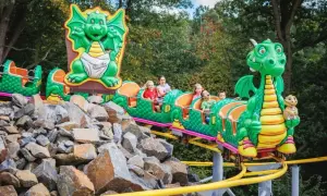 Dzieci śmieją się na smoczkowym rollercoasterze, jednej z najlepszych ostrawa atrakcje dla dzieci.