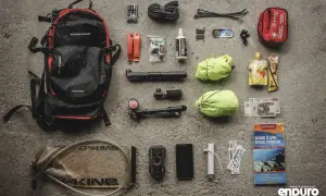 Plecak, pompka, dętka, łatki, multitool, apteczka, mapa Beskidów – to wszystko, co zabrać w Bieszczady na rowerową wyprawę.