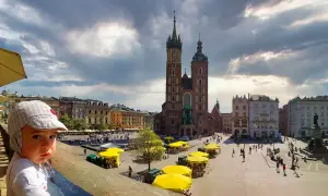 Mały odkrywca na Rynku Głównym w Krakowie. To jedno z fajnych miejsc w Krakowie dla młodzieży, pełne życia i historii.