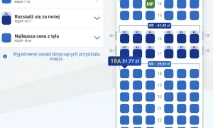 Wybieranie miejsc w samolocie Ryanair. Widok planu siedzeń, z opcjami "Rozsiądź się za mniej" i "Najlepsza cena z tyłu".