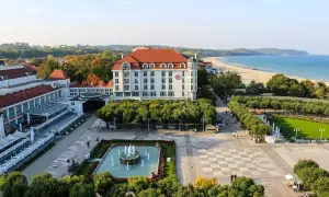 Sopot oferuje wiele atrakcji dla dzieci, w tym piękny widok na plażę i morze, park z fontanną oraz tereny spacerowe.
