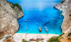 Navagio Beach, jedna z najpiękniejszych wysp greckich, z turkusową wodą, białym piaskiem, klifami i wrakiem statku.