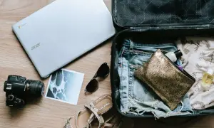 Gotowy do podróży? W walizce czeka odzież, kosmetyczka i akcesoria. Wygodny laptop i aparat sprawią, że każda chwila będzie uwieczniona. Idealny zestaw na wakacje!