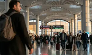 Ludzie z bagażami w nowoczesnym terminalu lotniska, gdzieś w tle znaki "Customs Control" i "Green Channel". Zastanawiasz się, ile alkoholu można przewieźć do Turcji?