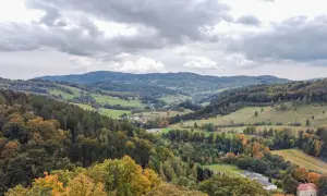 Jesienne krajobrazy Gór Sowich zachwycą każdego. Idealne miejsce na rodzinne wycieczki i odkrywanie atrakcji dla dzieci.