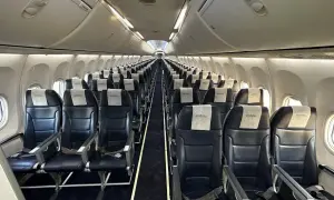 Puste siedzenia w samolocie Enter Air. Czy enter air jest bezpieczny? Wnętrze samolotu wygląda na czyste i zadbane, co może sugerować wysokie standardy bezpieczeństwa.
