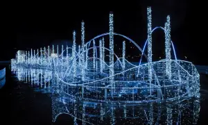 Niesamowite iluminacje świetlne w Warszawie tworzą bajkowy krajobraz. Błękitne światła odbijają się w wodzie, tworząc magiczną atmosferę.