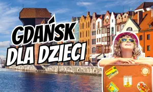 Gdańsk atrakcje dla dzieci: uśmiechnięta dziewczynka w kapeluszu i walizka z naklejkami z podróży na tle malowniczej starówki.