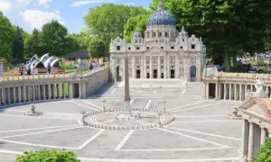 Mini city z repliką Placu Świętego Piotra i Bazyliki. W tle inne miniatury budynków, drzewa i niebo.