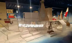 Wystawa w muzeum morskim Gdańsk dla dzieci: model żaglowca z napisem "100 lat polskiego żeglarstwa".