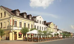 Biała Podlaska: hotel z ogródkiem letnim, idealne miejsce na rodzinny spacer i odkrywanie atrakcji dla dzieci.