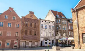Kamienice na Starym Mieście w Olsztynie, oferujące urokliwe **olsztyńskie atrakcje** i kawiarniane ogródki.