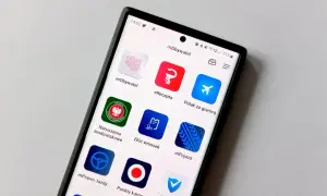 Aplikacja mObywatel na telefonie, z ikoną samolotu "Polak za granicą", idealna dla każdego mobywatela na lotnisku.