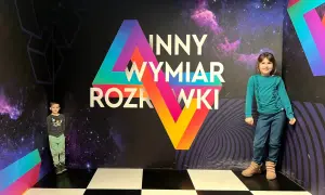 Dzieci w kosmicznej scenerii, idealne atrakcje dla dzieci Warszawa.