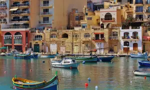 Malta: kolorowy port z łodziami i kamiennymi budynkami. Czy na Maltę potrzebny jest paszport? Tak, jeśli nie jesteś obywatelem UE.