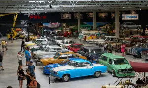 Wnętrze muzeum motoryzacji Oława pełne klasycznych samochodów, od PRL-owskich perełek po zagraniczne cacka.