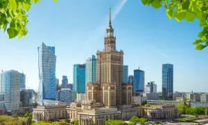 Pałac Kultury i Nauki w Warszawie, otoczony nowoczesnymi wieżowcami, oferuje wiele atrakcji dla dzieci.