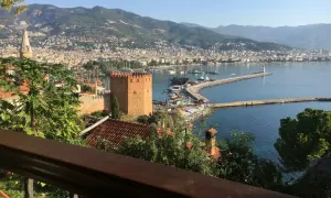 Widok na port w Alanyi z czerwoną wieżą i latarnią morską. Idealne miejsce na rodzinne wycieczki, alanya atrakcje dla dzieci.