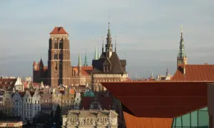 Gdańskie wieże i kamienice tworzą malowniczy krajobraz. Zastanawiasz się, gdansk co robic? Zwiedzaj, podziwiaj architekturę i poczuj klimat miasta!