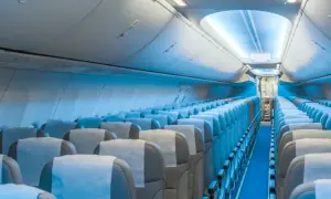 Wnętrze samolotu Boeing 787 LOT. Widok na rzędy pustych siedzeń, które tworzą rozkład miejsc w kabinie pasażerskiej.