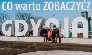 Rodzina pozuje przy napisie GDYNIA. Wspaniałe gdynia atrakcje dla dzieci czekają!