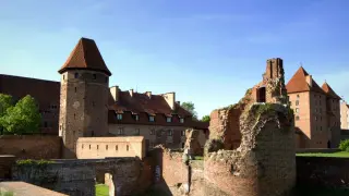 Potężne zamki na Pomorzu, w tym ruiny i zachowane budowle, świadczą o bogatej historii regionu.
