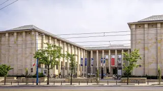 Muzeum Narodowe w Warszawie – jedna z głównych atrakcji Warszawy. Monumentalna budowla z kolumnadą i flagami zaprasza do zwiedzania.