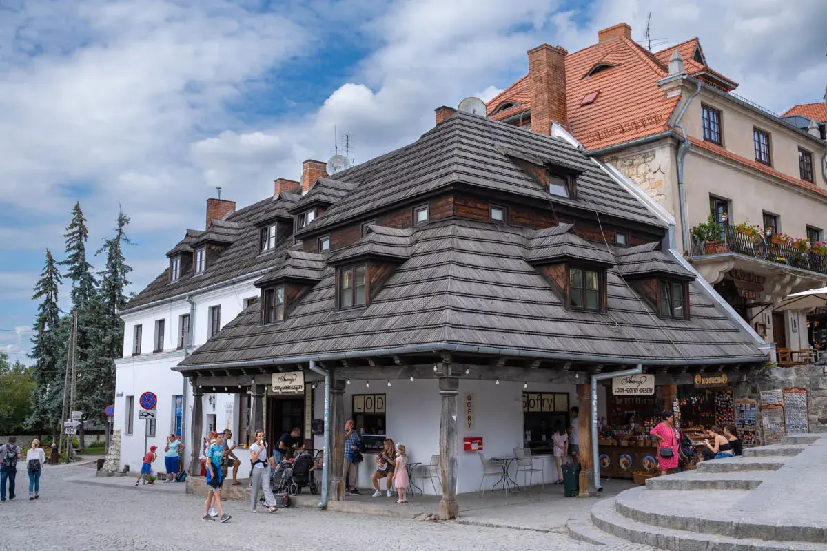 Kazimierz Dolny atrakcje: urokliwy rynek z kamieniczkami, lodziarnią i sklepikami z pamiątkami.