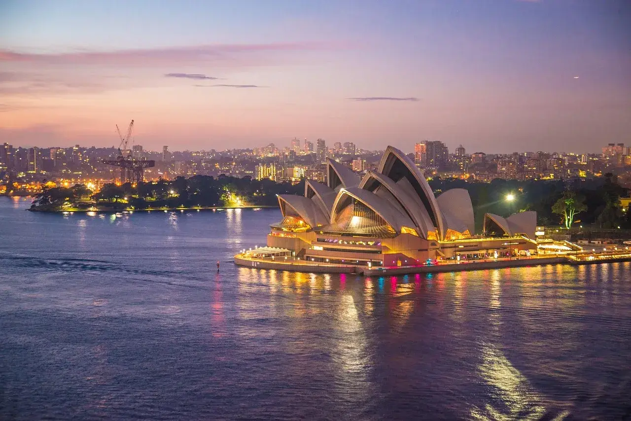 Zachód słońca nad Operą w Sydney. Zastanawiasz się, ile trwa lot do Australii?
