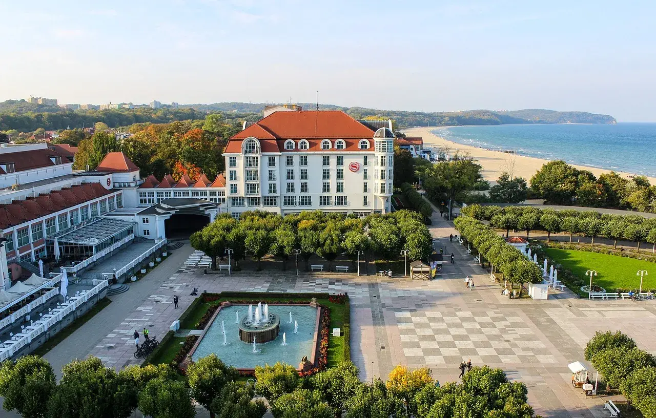 Sopot oferuje wiele atrakcji dla dzieci, w tym piękny widok na plażę i morze, park z fontanną oraz tereny spacerowe.
