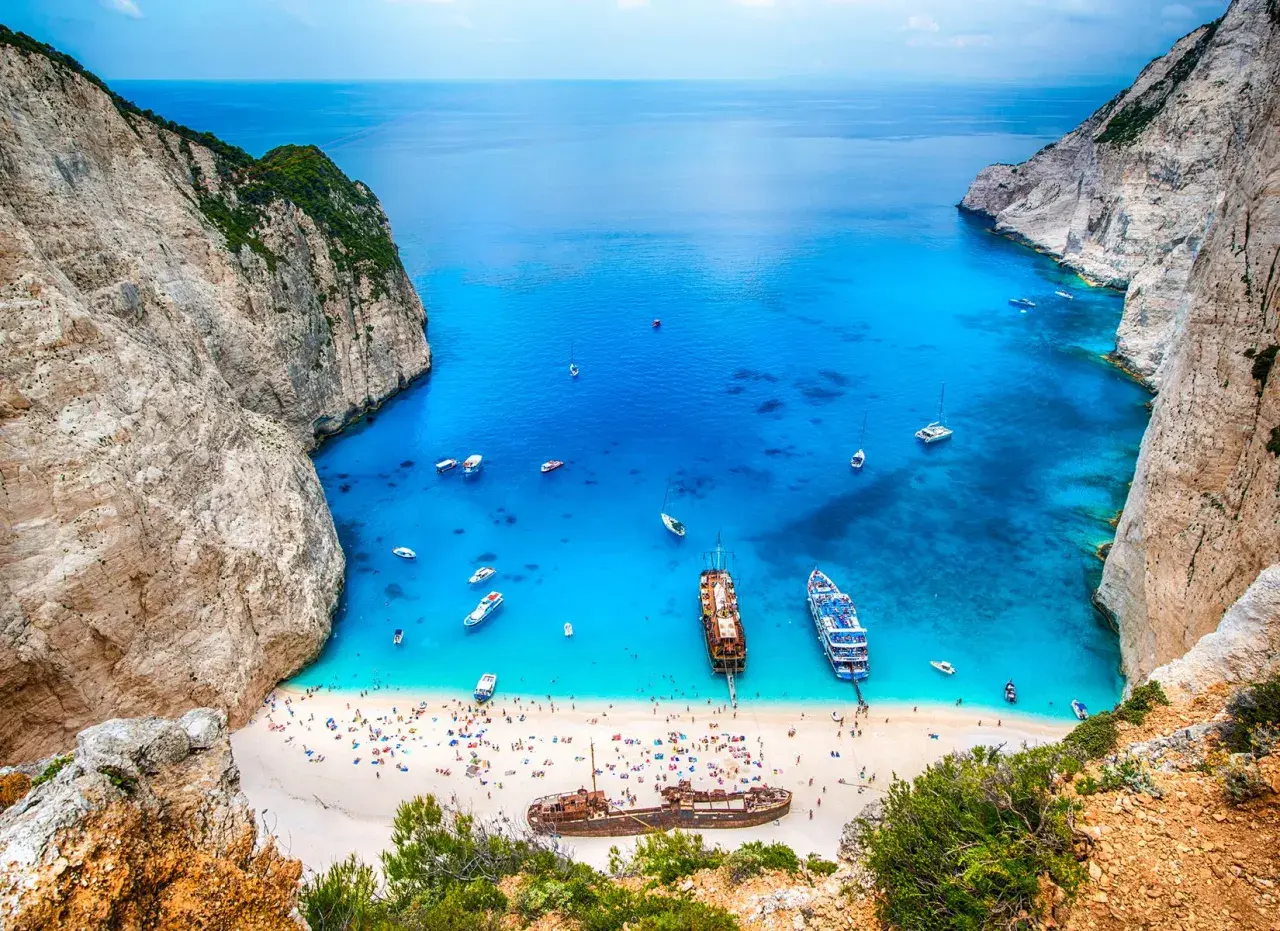 Navagio Beach, jedna z najpiękniejszych wysp greckich, z turkusową wodą, białym piaskiem, klifami i wrakiem statku.