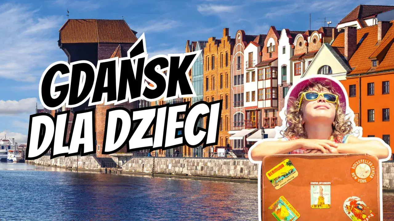 Gdańsk atrakcje dla dzieci: uśmiechnięta dziewczynka w kapeluszu i walizka z naklejkami z podróży na tle malowniczej starówki.