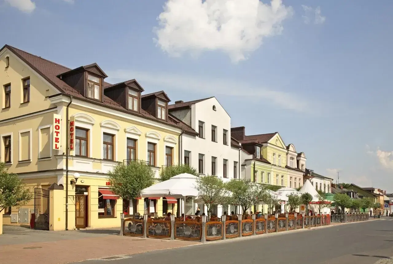 Biała Podlaska: hotel z ogródkiem letnim, idealne miejsce na rodzinny spacer i odkrywanie atrakcji dla dzieci.