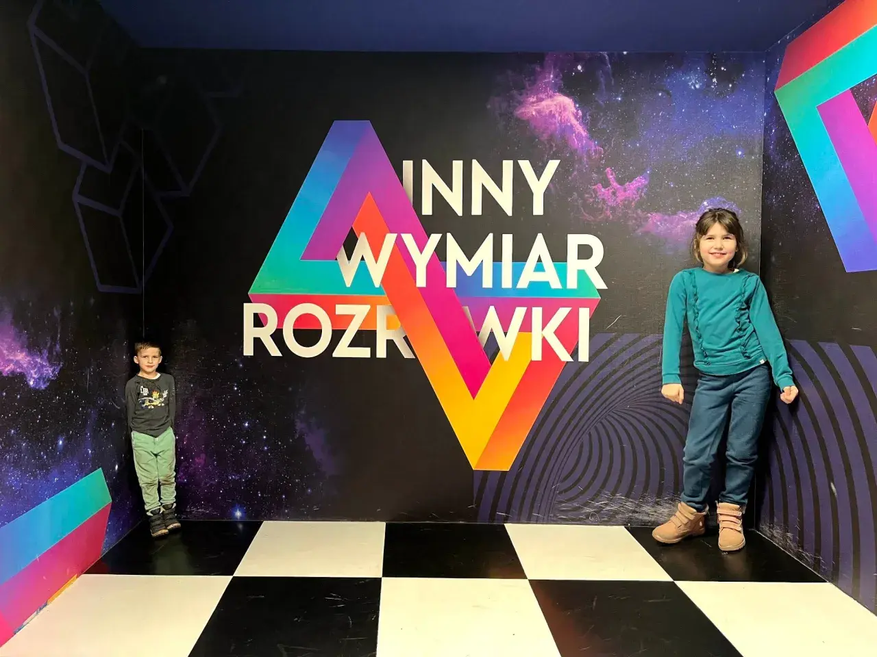 Dzieci w kosmicznej scenerii, idealne atrakcje dla dzieci Warszawa.