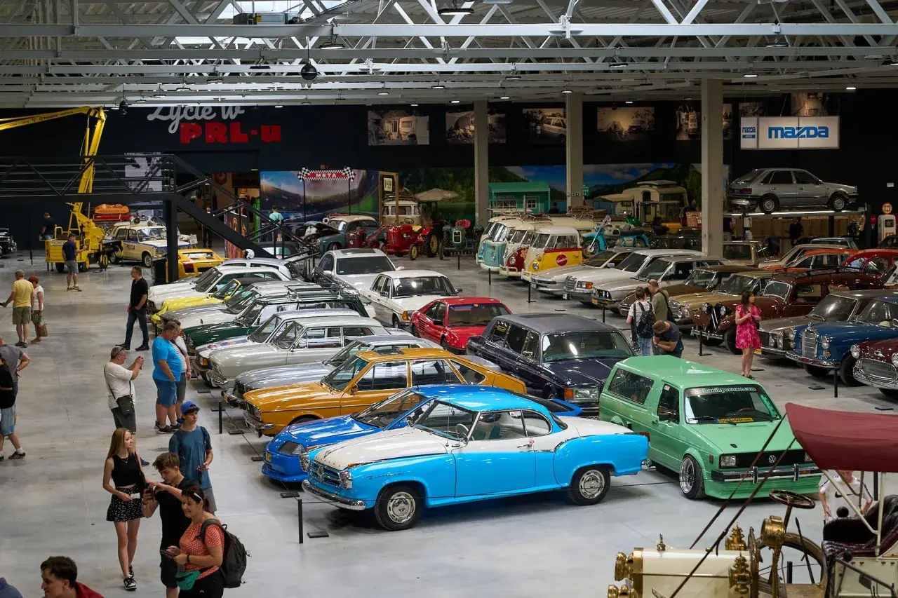 Wnętrze muzeum motoryzacji Oława pełne klasycznych samochodów, od PRL-owskich perełek po zagraniczne cacka.