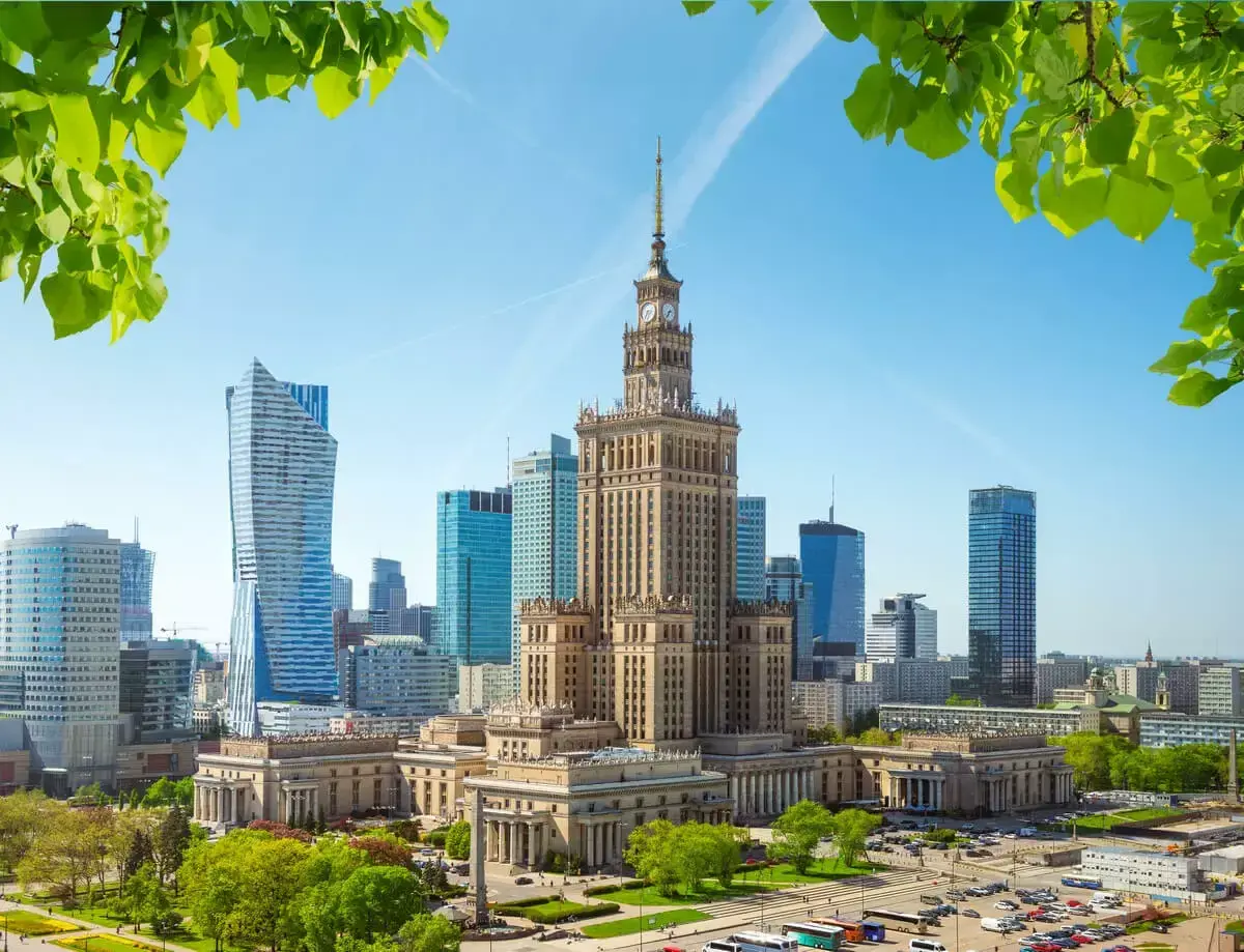 Pałac Kultury i Nauki w Warszawie, otoczony nowoczesnymi wieżowcami, oferuje wiele atrakcji dla dzieci.