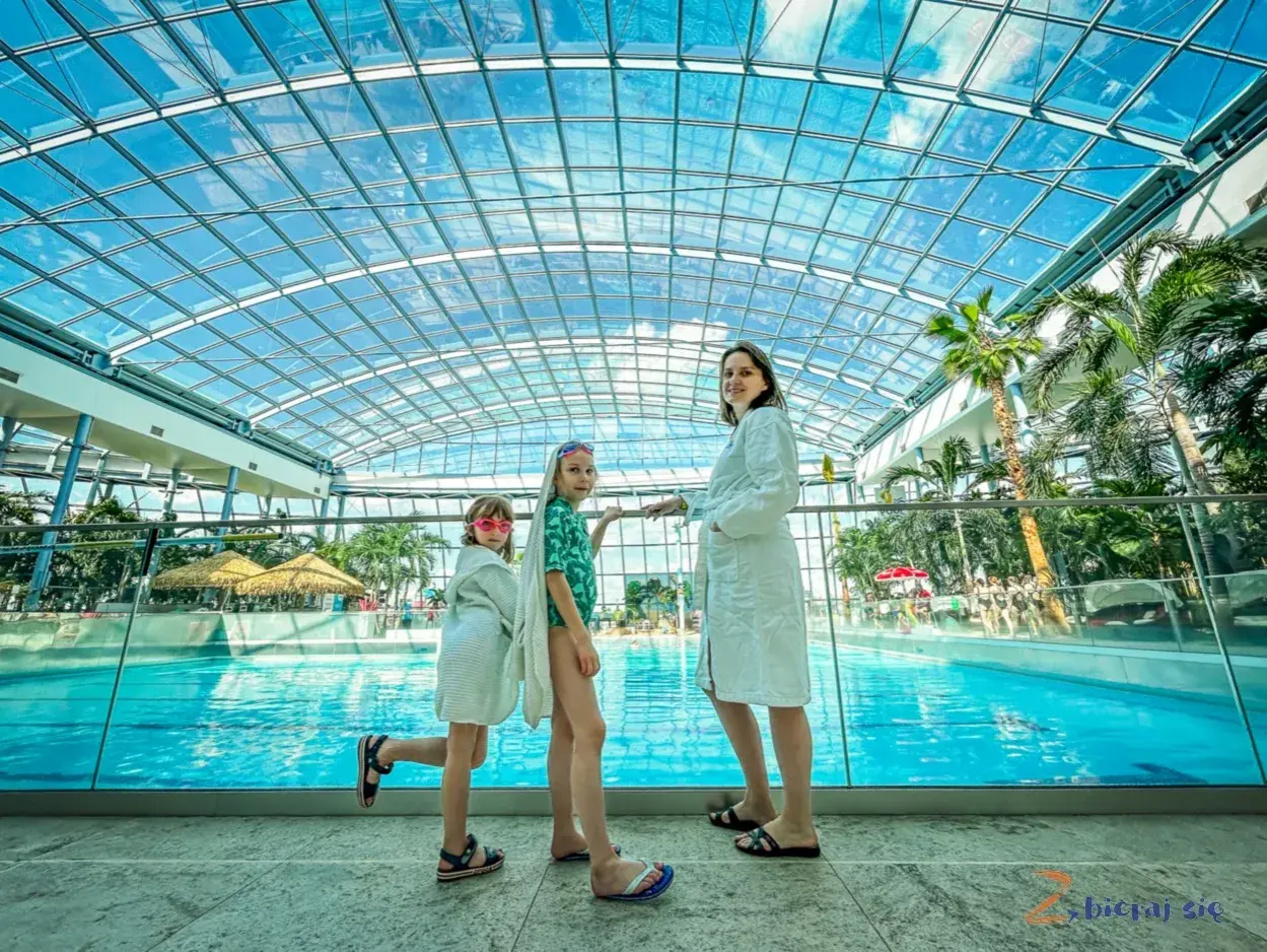Rodzina cieszy się tropikalnym klimatem w basenie Suntago pod szklanym dachem.