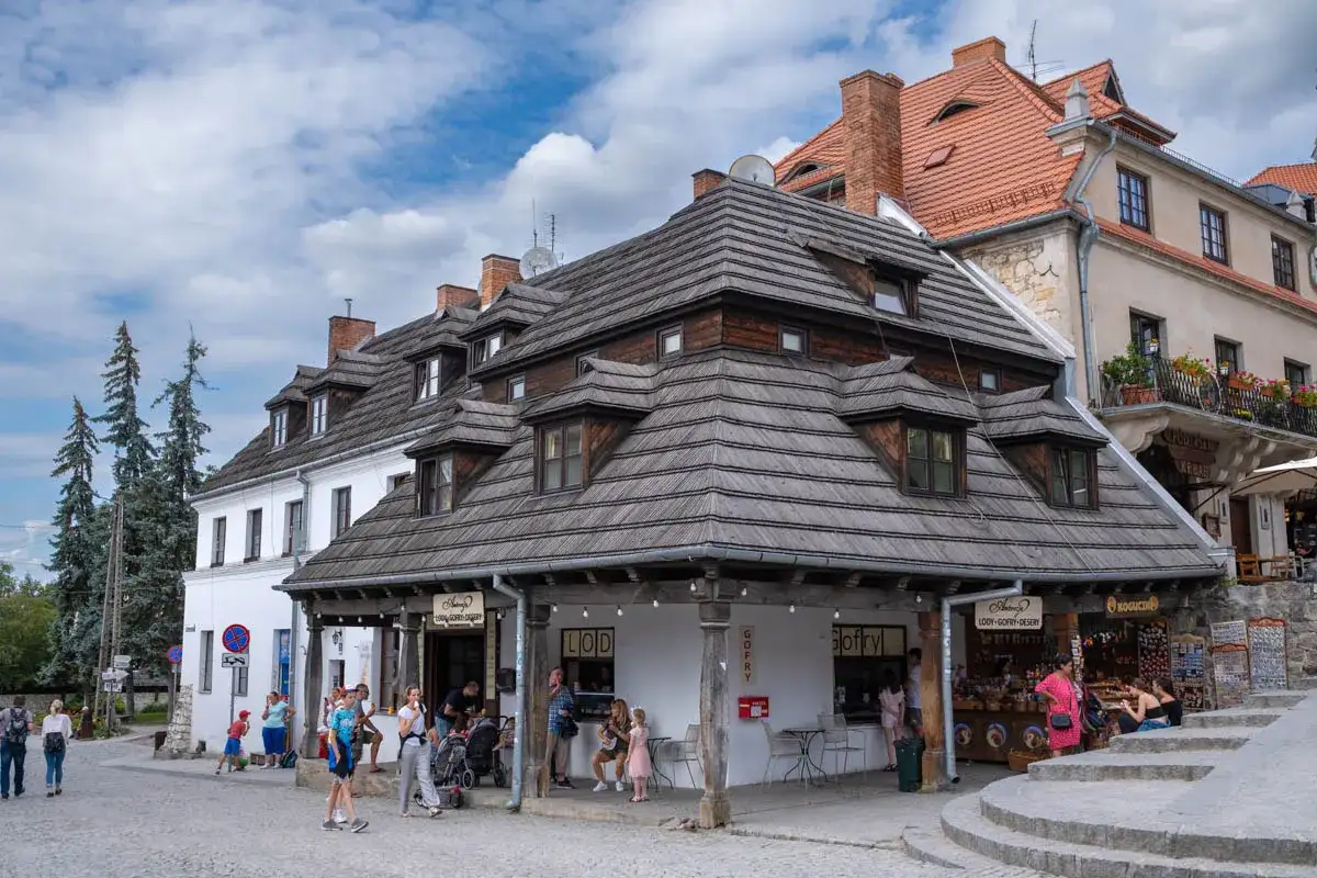 Kazimierz Dolny atrakcje: urokliwy rynek z kamieniczkami, lodziarnią i sklepikami z pamiątkami.