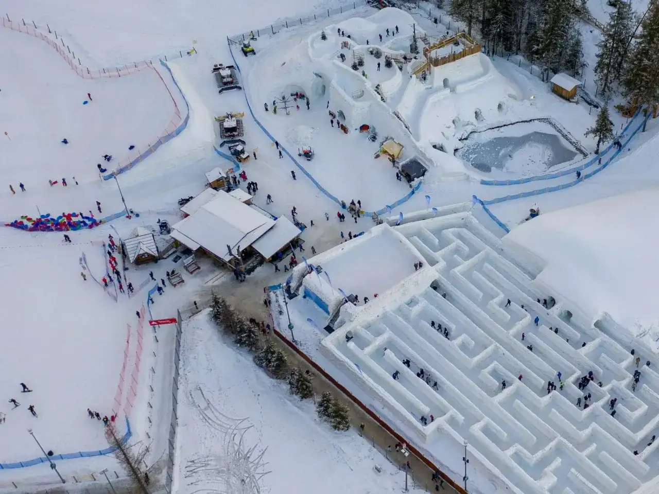 Zimowy labirynt w Zakopanem zaprasza do zabawy. Ludzie przemierzają śnieżne korytarze, szukając wyjścia.