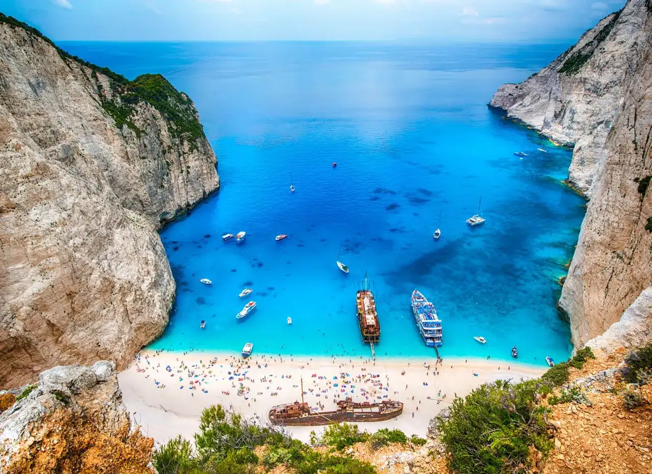 Navagio Beach, jedna z najpiękniejszych wysp greckich, z turkusową wodą, białym piaskiem, klifami i wrakiem statku.