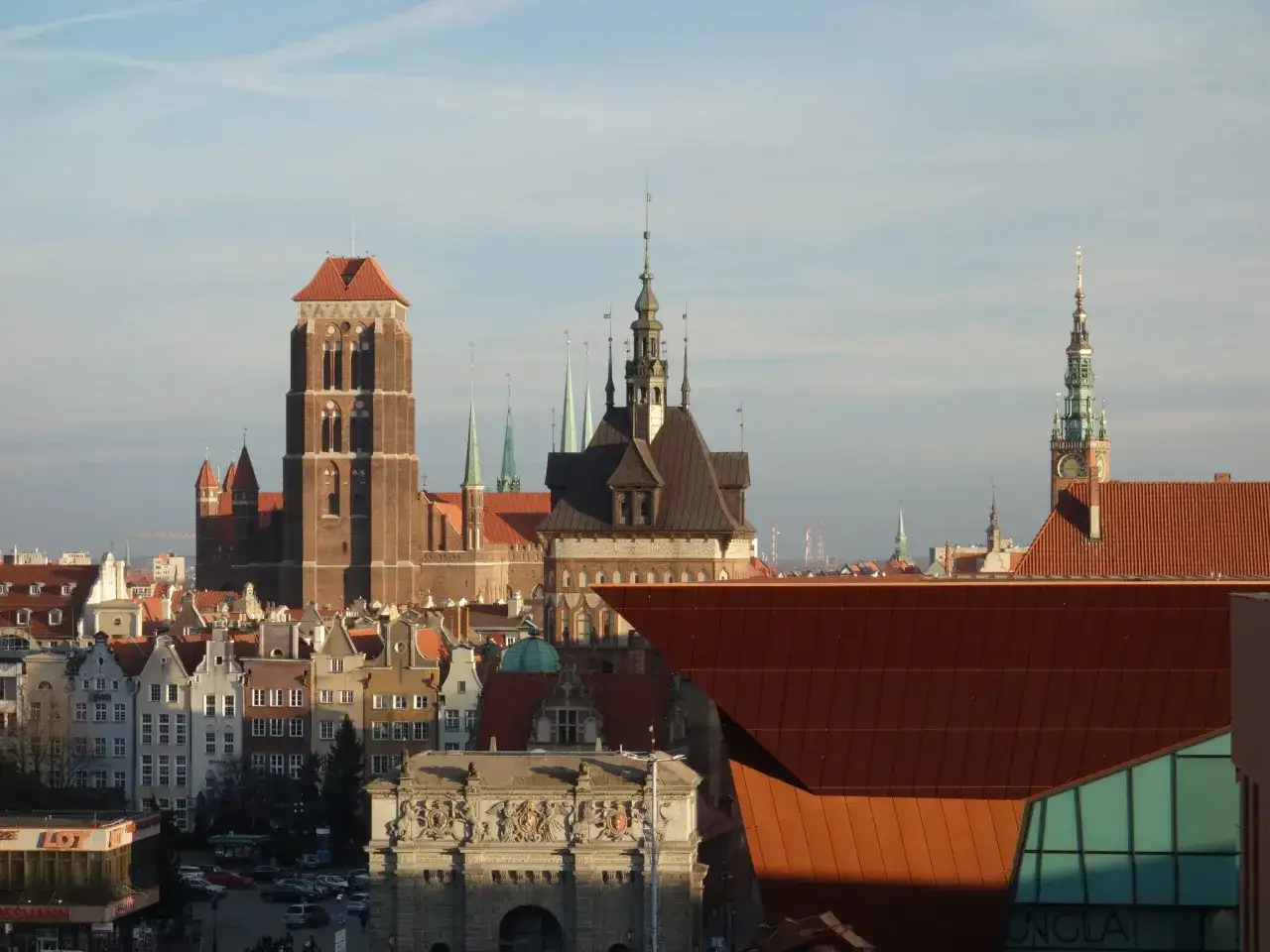 Gdańskie wieże i kamienice tworzą malowniczy krajobraz. Zastanawiasz się, gdansk co robic? Zwiedzaj, podziwiaj architekturę i poczuj klimat miasta!