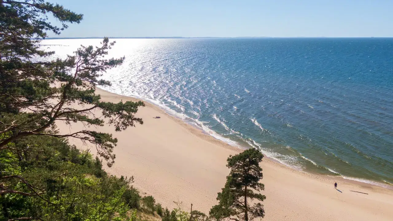 Piękna plaża i morze, idealne na spacer. Międzyzdroje atrakcje to także malownicze widoki z klifu.