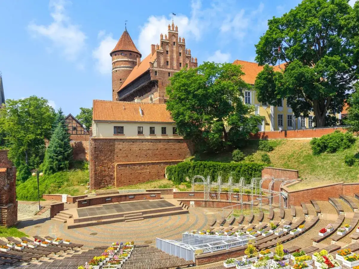 Amfiteatr i zamek w Olsztynie, jedne z głównych atrakcji miasta, zapraszają na wydarzenia kulturalne.