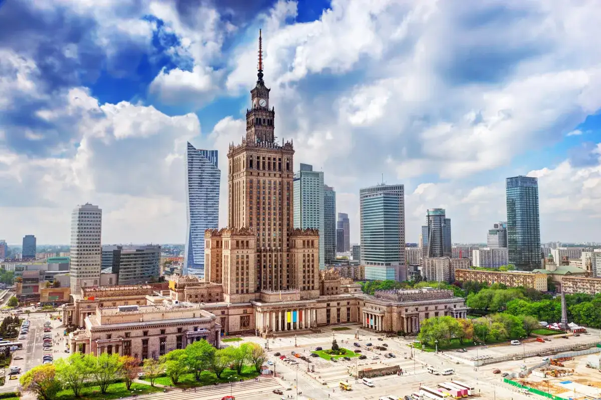 Pałac Kultury i Nauki w Warszawie, z jego imponującą architekturą, oferuje wiele atrakcji dla dzieci, od muzeów po punkty widokowe.