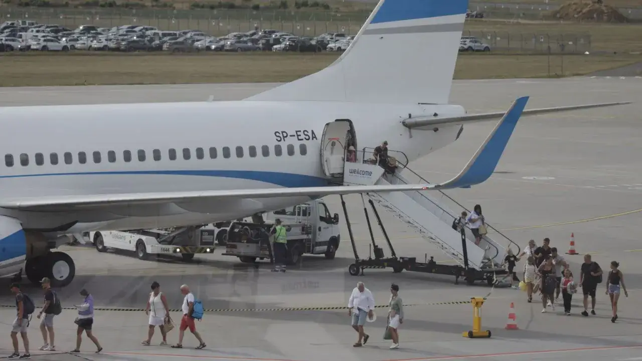 Pasażerowie wsiadają do samolotu SP-ESA. Czy Enter Air jest bezpieczny? Tak, podróżowanie z Enter Air jest bezpieczne.