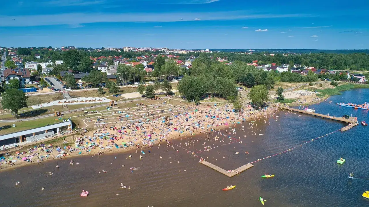 Tłoczna plaża nad zalewem w Starachowicach, idealne miejsce na letnie atrakcje dla dzieci. Woda, piasek i mnóstwo słońca.