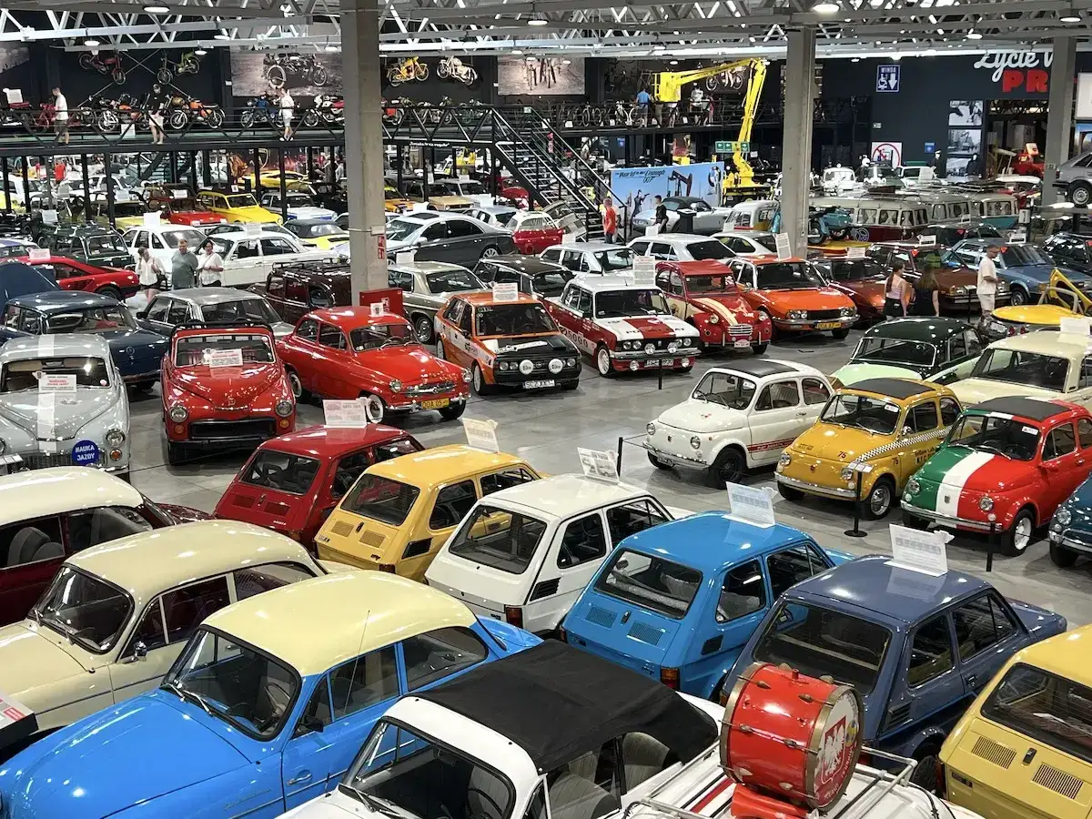 Wielka kolekcja klasycznych aut na wystawie w muzeum motoryzacji Oława. Od Fiatów 126p po zabytkowe sedany.