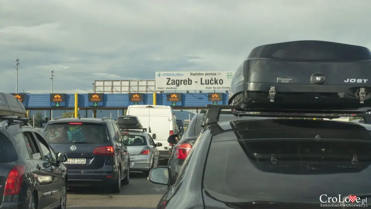 Korki na chorwackich autostradach. Kolejka samochodów do punktu poboru opłat drogowych Zagreb - Lučko.